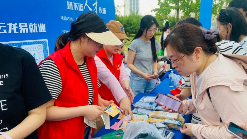 青行 | “青留苏缘”实践团走进人才市场开展毕业生留苏意愿调研